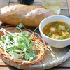 Bánh mì xíu mại - đặc sản của quán Bánh mì xíu mại Đà Lạt, đường Nguyễn Văn Tráng, quận 1. (Ảnh: Mỹ Phương/TTXVN) 