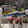Nhân viên y tế chuyển bệnh nhân nhiễm COVID-19 tới bệnh viện ở Daegu, Hàn Quốc ngày 19/3/2020. (Nguồn: THX/TTXVN) 