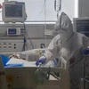 Nhân viên y tế kiểm tra tình trạng bệnh nhân nhiễm COVID-19 tại một bệnh viện ở Daegu, Hàn Quốc ngày 18/3/2020. (Nguồn: THX/TTXVN) 
