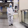 Nhân viên phun thuốc khử trùng tại ga tàu điện ngầm ở Vũ Hán, tỉnh Hồ Bắc, Trung Quốc ngày 23/3/2020, nhằm ngăn chặn sự lây lan của COVID-19. (Nguồn: THX/TTXVN) 