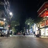 Nhiều hàng quán ở Hà Nội đóng cửa, người dân hạn chế ra đường. (Ảnh: Minh Quyết/TTXVN) 