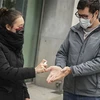 Người dân đeo khẩu trang và khử khuẩn để phòng dịch COVID-19 tại Brussels, Bỉ ngày 20/3/2020. (Nguồn: THX/TTXVN) 