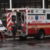 Nhân viên y tế chuyển bệnh nhân nghi nhiễm COVID-19 tới bệnh viện ở New York, Mỹ, ngày 23/3/2020. (Nguồn: AFP/TTXVN) 