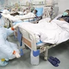 Nhân viên y tế chăm sóc bệnh nhân nhiễm COVID-19 tại bệnh viện Hán Khẩu ở Vũ Hán, Trung Quốc ngày 21/3/2020. (Nguồn: THX/TTXVN) 