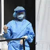 Nhân viên y tế làm việc tại khu dã chiến nhằm xét nghiệm virus gây dịch COVID-19 của bệnh viện Brooklyn ở New York, Mỹ ngày 27/3/2020. (Nguồn: AFP/TTXVN) 