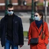 Người dân đeo khẩu trang để phòng tránh lây nhiễm COVID-19 tại Moskva, Nga, ngày 27/3/2020. (Nguồn: THX/TTXVN) 