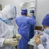 Nhân viên y tế làm nhiệm vụ tại khu cách li bệnh viện Nhân dân Thượng Hải, Trung Quốc, nơi điều trị cho các bệnh nhân nhiễm COVID-19, ngày 2/4/2020. (Nguồn: THX/TTXVN) 