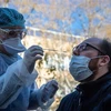 Nhân viên y tế lấy mẫu xét nghiệm COVID-19 tại Paris, Pháp ngày 1/4/2020. (Nguồn: THX/TTXVN) 