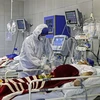 Nhân viên y tế Iran điều trị cho bệnh nhân nhiễm COVID-19 tại bệnh viện ở Tehran, ngày 1/3/2020. (Nguồn: AFP/TTXVN) 