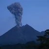 Núi lửa Merapi nhả khói và phun tro bụi tại Trung Java, Indonesia, ngày 28/3/2020. (Nguồn: THX/TTXVN) 