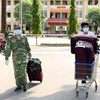 Các chiến sỹ trường Quân sự Quân khu 7 hỗ trợ vận chuyển đồ cho công dân đã hoàn thành xong thời gian cách ly y tế. (Ảnh: Xuân Khu/TTXVN) 