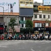 Cảnh đông đúc trên phố Khâm Thiên chiều 13/4/2020. (Ảnh: Ngọc Hà/TTXVN)