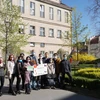 Trao tặng hỗ trợ cho Bệnh viện VFN (Bệnh viện Đại học Y) ở Prague. (Ảnh: Hồng Kỳ/Vietnam+) 