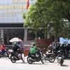 Vẫn còn tình trạng tập trung đông người trước cổng bệnh viện ở Hà Nội