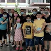 Bạn bè và các tình nguyện viên đã giúp ông Martin Lim và bà Jennifer Lê tặng khẩu trang miễn phí. (Nguồn: TODAY) 