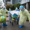 Nhân viên y tế chuyển bệnh nhân nhiễm COVID-19 tới khu điều trị cách ly tại bệnh viện ở Vũ Hán, Trung Quốc, ngày 29/3/2020. (Nguồn: THX/TTXVN) 