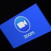 Biểu tượng ứng dụng họp trực tuyến Zoom trên màn hình điện thoại tại Arlington, Virginia, Mỹ ngày 30/3/2020. (Nguồn: AFP/TTXVN) 