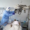 Nhân viên y tế điều trị cho bệnh nhân mắc COVID-19 tại một bệnh viện ở Vũ Hán, Trung Quốc ngày 11/4/2020. (Nguồn: THX/TTXVN) 