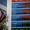 Giá xăng dầu được niêm yết tại trạm xăng ở New York, Mỹ ngày 20/4/2020. (Nguồn: THX/TTXVN) 