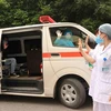 Các y, bác sỹ Bệnh viện Đa khoa tỉnh Bắc Ninh đưa bệnh nhân được công bố khỏi bệnh về nhà và tiếp tục bàn giao cho Trung tâm kiểm soát bệnh tật nơi bệnh nhân cư trú theo dõi. (Ảnh minh họa: Thái Hùng/TTXVN) 