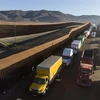 Xe chở hàng chờ qua cảng thương mại Otay Mesa ở San Diego, bang California (Mỹ) để vào Tijuana, bang Baja California, Mexico ngày 10/12/2019. (Nguồn: AFP/TTXVN) 