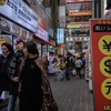 Du khách mua sắm tại quận Myeongdong ở thủ đô Seoul, Hàn Quốc. (Nguồn: AFP/TTXVN) 