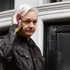 Nhà sáng lập trang mạng WikiLeaks Julian Assange tại Đại sứ quán Ecuador ở London, Anh, ngày 19/5/2017. (Nguồn: AFP/TTXVN) 