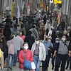 Người dân di chuyển trên đường phố tại Tokyo, Nhật Bản ngày 21/4/2020. (Nguồn: AFP/TTXVN) 