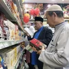 Người dân theo đạo Hồi tham quan, mua sắm tại cửa hàng thực phẩm tiện lợi đạt chuẩn Halal ở Thành phố Hồ Chí Minh. (Ảnh: Mỹ Phương/TTXVN) 