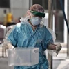 Nhân viên y tế làm việc tại điểm xét nghiệm COVID-19 dã chiến ở bệnh viện Vibhavadi, Bangkok, Thái Lan ngày 14/4/2020. (Nguồn: AFP/TTXVN) 