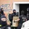 Cảnh sát khám xét một nhà thờ Hồi giáo bị tình nghi có liên hệ với phong trào Hezbollah ở Berlin, Đức,ngày 30/4/2020. (Nguồn: AFP/TTXVN) 