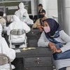 Hành khách khai báo y tế tại sân bay ở Palu, Indonesia, ngày 15/4/2020. (Nguồn: THX/TTXVN) 