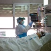 Nhân viên y tế chăm sóc bệnh nhân COVID-19 tại bệnh viện Principe de Asturias ở gần Madrid, Tây Ban Nha ngày 22/4/2020. (Nguồn: AFP/TTXVN) 