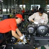 Các công nhận, kỹ sư làm việc tại Nhà máy Sản xuất và lắp ráp ô tô MAZ ASIA. (Ảnh: Đinh Tuấn/TTXVN) 
