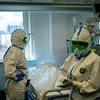 Nhân viên y tế điều trị cho bệnh nhân nhiễm COVID-19 tại bệnh viện K+31 ở Moskva, Nga ngày 20/4/2020. (Nguồn: AFP/TTXVN) 