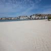 Một bãi biển vắng khách du lịch do dịch COVID-19 tại Calvia, Tây Ban Nha ngày 12/4/2020. (Nguồn: AFP/TTXVN) 