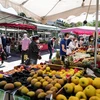 Người dân mua sắm tại một khu chợ ngoài trời ở Nice, Pháp, ngày 12/5/2020. (Nguồn: THX/TTXVN) 