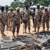 Binh sỹ kiểm tra số vũ khí đạn dược thu giữ từ phiến quân Boko Haram trong chiến dịch quân sự tại Goniri, bang Yobe, Đông Bắc Nigeria. (Nguồn: AFP/TTXVN) 