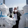 Nhân viên y tế Trung Quốc kiểm tra thân nhiệt ngăn chặn sự lây lan của dịch COVID-19 tại một trạm kiểm tra hải quan ở Suifenhe, tỉnh Hắc Long Giang, gần biên giới với Nga, ngày 1/5/2020. (Nguồn: AFP/TTXVN) 