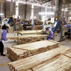 Sản xuất sản phẩm đồ gỗ xuất khẩu sang thị trường EU của Công ty CP WOODSLAND Tuyên Quang. (Ảnh: Vũ Sinh/TTXVN) 