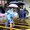 Nhân viên y tế chuyển bệnh nhân mắc COVID-19 đã được chữa khỏi tại một bệnh viện ở Seoul, Hàn Quốc ngày 15/5/2020. (Nguồn: Yonhap/TTXVN) 