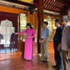 Du khách tham quan và nghe thuyết minh về những kỷ vật về Bác Hồ tại Nhà trưng bày bổ sung tại Khu di tích quốc gia đặc biệt Kim Liên. (Ảnh: Bích Huệ/ TTXVN)