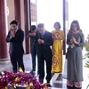 ​Các quan chức tỉnh Khammuan đến dâng hoa và thắp hương bày tỏ lòng tôn kính với Chủ tịch Hồ Chí Minh. (Ảnh: Phạm Kiên/Vietnam+) 