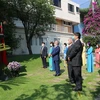 Lễ dâng hoa tại tượng Chủ tịch Hồ Chí Minh trong khuôn viên Đại sứ quán Việt Nam. (Ảnh: Việt Hùng/TTXVN) 