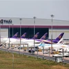 Máy bay của Thai Airways nằm chờ tại sân bay Suvarnabhumi ở Bangkok, Thái Lan, ngày 25/3, sau khi nhiều chuyến bay quốc tế bị dừng do dịch COVID-19. (Nguồn: AFP/TTXVN) 