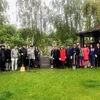 Các đại biểu tham dự lễ trồng cây lưu niệm. (Nguồn: Đại sứ quán Việt Nam tại Ukraine) 