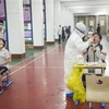 Nhân viên y tế lấy mẫu xét nghiệm COVID-19 cho học sinh tại Vũ Hán, Trung Quốc ngày 14/5/2020. (Nguồn: AFP/TTXVN) 