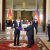 Ngài Leng Peng Long, Tổng Thư ký Quốc hội Vương quốc Campuchia trao thư cảm ơn của Chủ tịch Quốc hội Campuchia gửi Chủ tịch Quốc hội Việt Nam. (Ảnh: Vũ Hùng/TTXVN) 