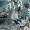 Nhân viên y tế chăm sóc bệnh nhân nhiễm COVID-19 tại bệnh viện ở Moskva, Nga, ngày 14/5/2020. (Nguồn: THX/TTXVN) 
