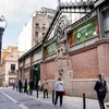 Người dân tuân thủ quy định giãn cách xã hội khi xếp hàng vào một khu chợ ở Barcelona, Tây Ban Nha ngày 9/5/2020. (Nguồn: THX/TTXVN) 